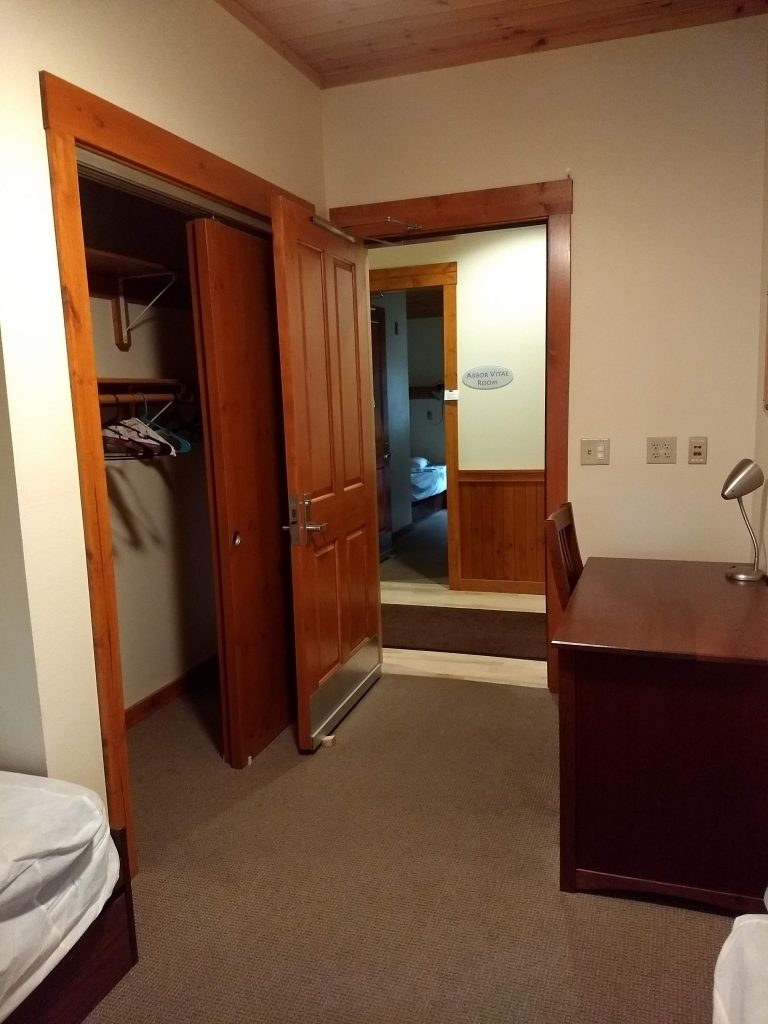 2-bed room, closet and desk